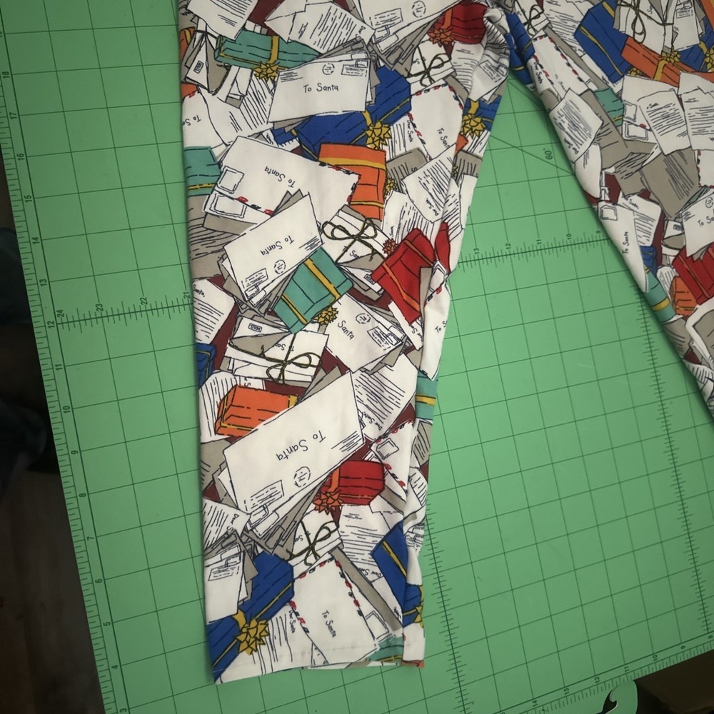 Lularoe Holiday Christmas Letters to Santa TC2 Leggings One Size Tall & Curvy - Picture 3 of 5